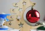 Albero di Natale in legno con pallina